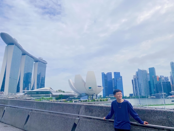 Went to take pictures by Marina Bay, behind is the famous Marina Bay Sands hotel with the image of a boat on the roof of the building.