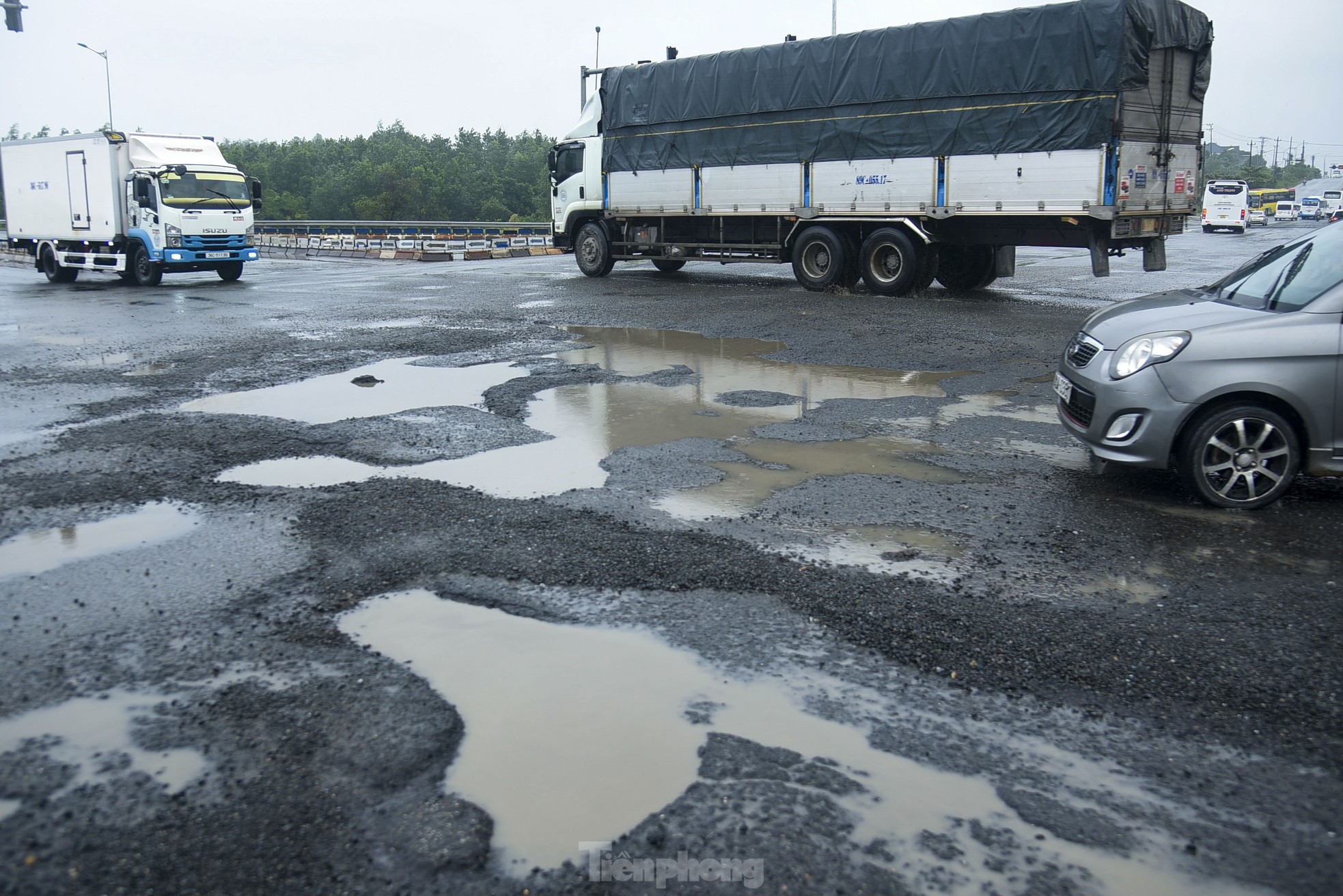 ダナンの国道14Bの路面は荒れ果て、穴だらけ。写真1