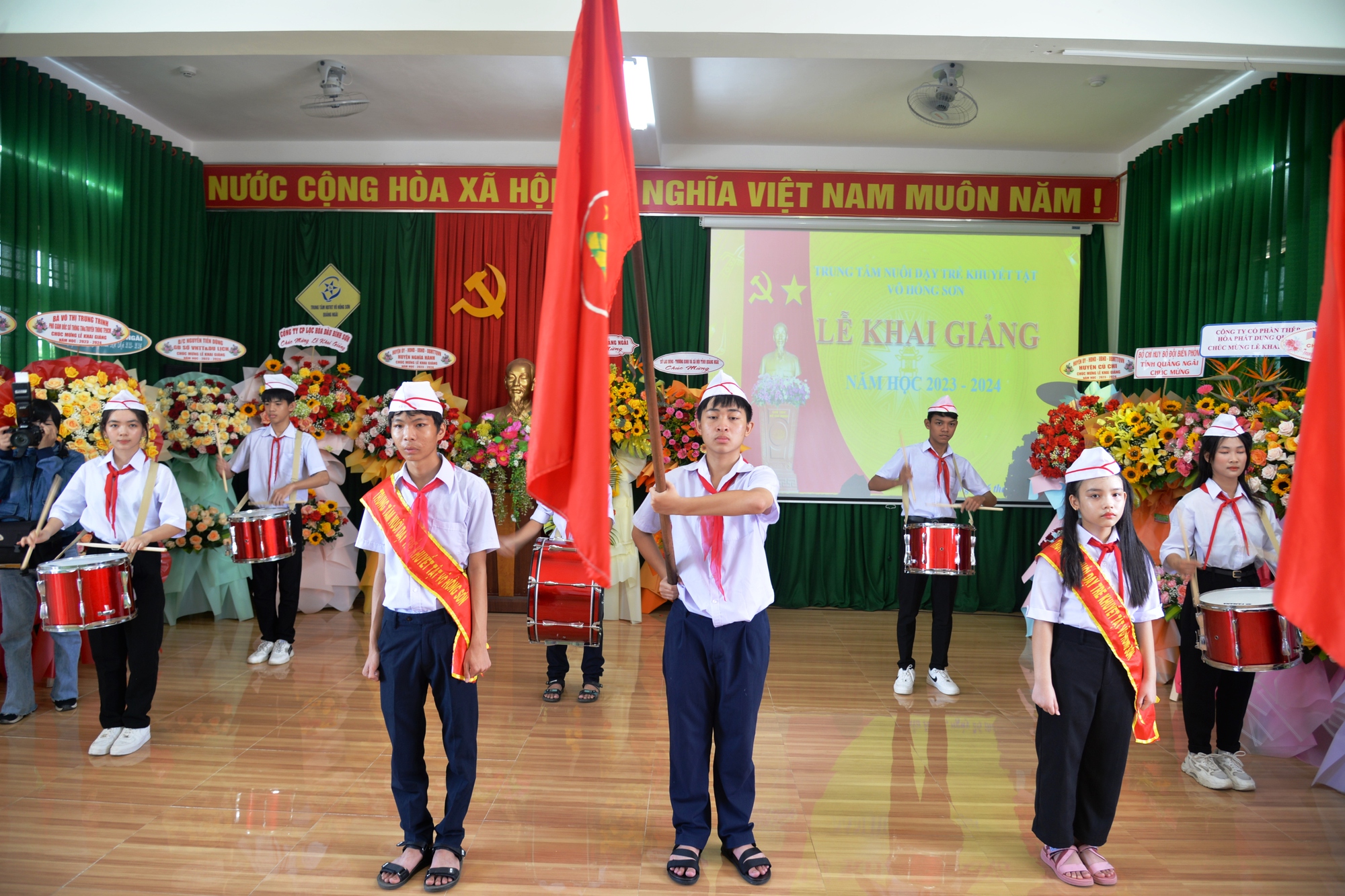 Khai giảng năm học mới tại Trung tâm Nuôi dạy trẻ khuyết tật Võ Hồng Sơn - Ảnh 1.