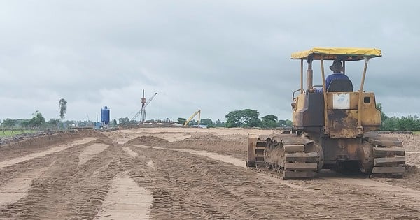 ¿Cómo se asigna la arena a los contratistas para la construcción de la autopista transversal del eje occidental?