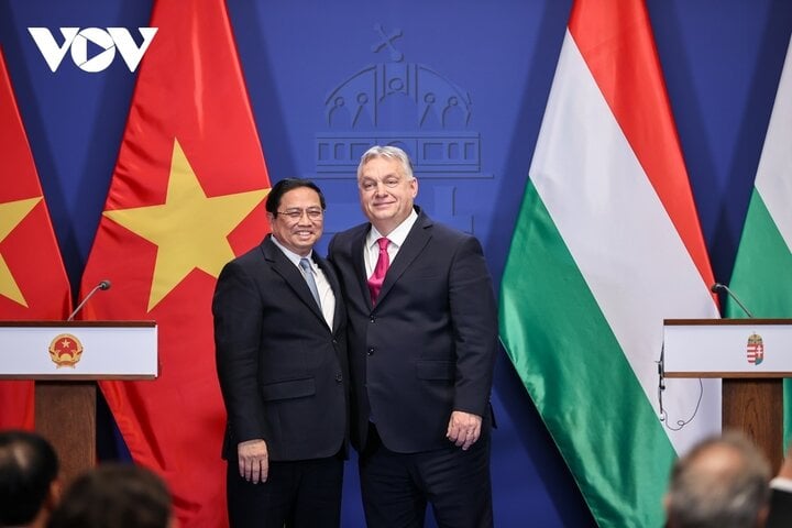 Le Premier ministre hongrois Viktor Orbán et le Premier ministre Pham Minh Chinh.