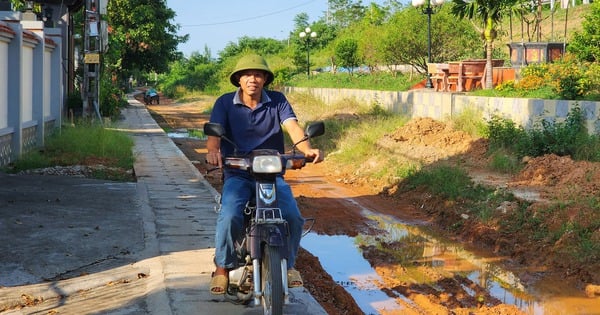 Đường thi công dang dở, người dân di chuyển trên nắp cống