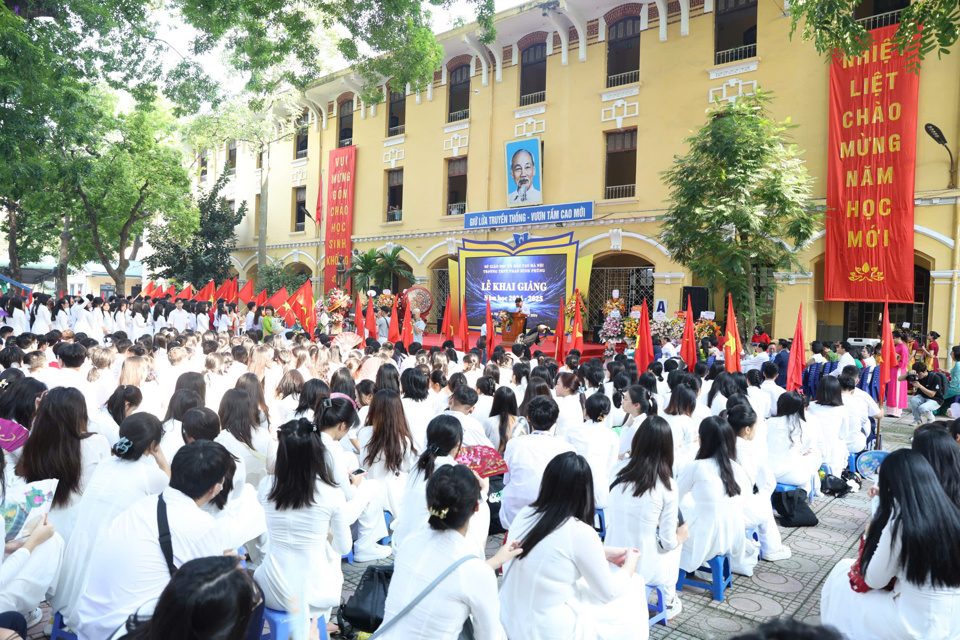 Escena de la ceremonia de apertura en la escuela secundaria Phan Dinh Phung. 