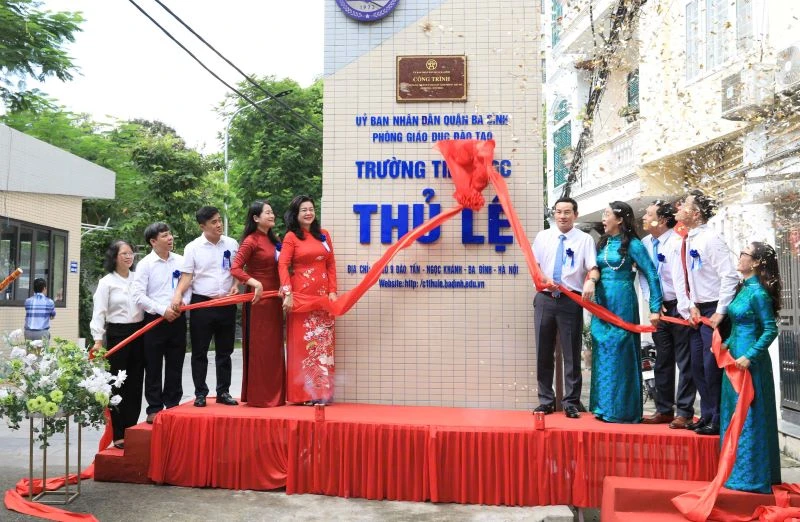 Placing a sign at Thu Le Primary School to celebrate the 70th anniversary of the Liberation of the Capital