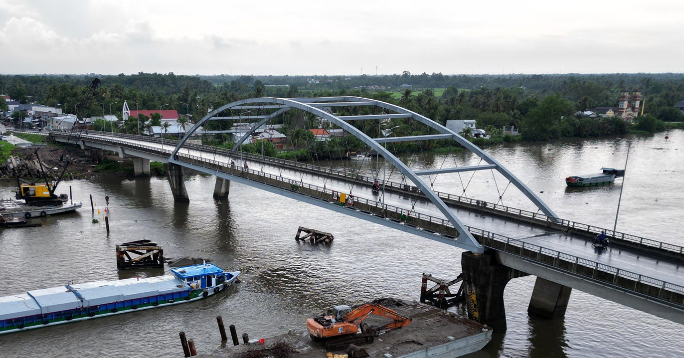 Un tren que transportaba piedras se estrella contra el puente Mang Thit: cambia la capacidad de carga de los vehículos que cruzan el puente