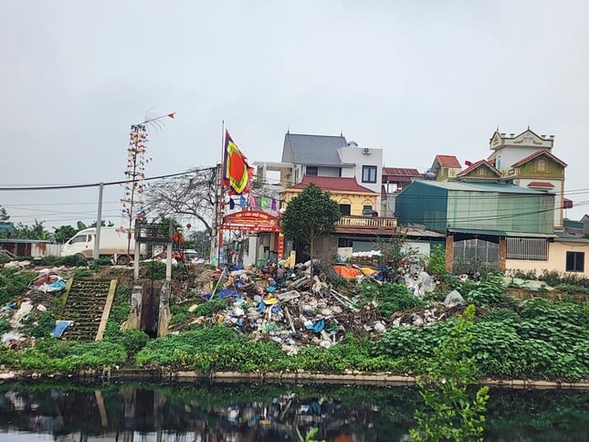 Primer plano del río Nhue contaminado, el Ministerio de Agricultura acaba de proponer una solución para reactivarlo, foto 3