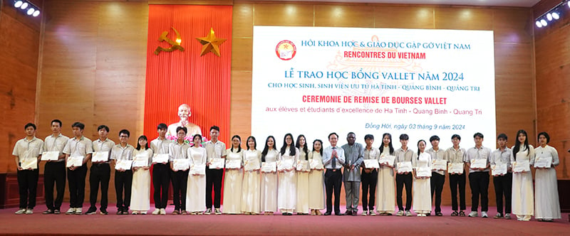 212 học sinh, sinh viên thuộc 3 tỉnh miền Trung nhận học bổng gần 3,5 tỷ đồng- Ảnh 1.