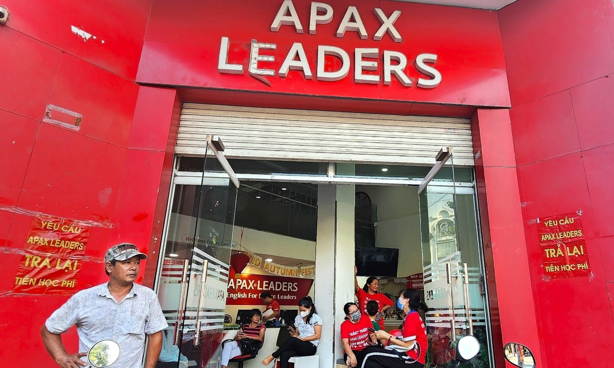 Phụ huynh lại vây trung tâm Apax Leaders để đòi tiền