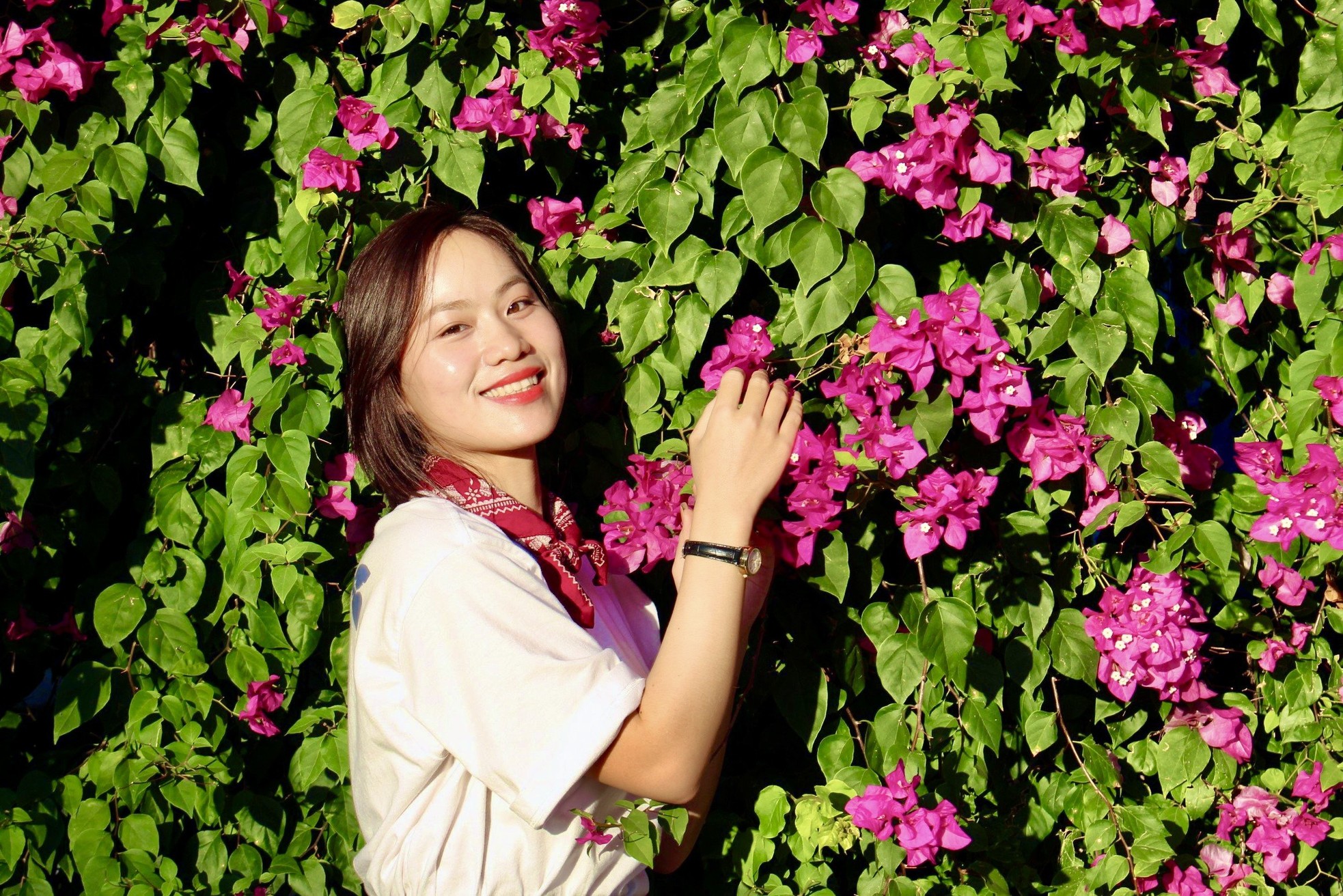 Junge Leute genießen es, in der leuchtenden Bougainvillea-Straße in Nha Trang einzukehren. Foto 6