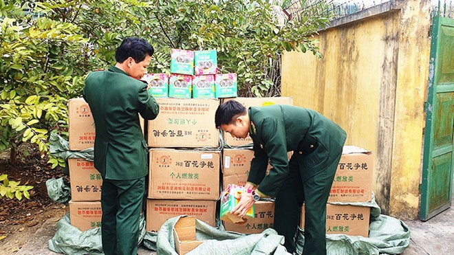 Die Behörden von Lao Cai haben einen Fall von Feuerwerksschmuggel über die Grenze festgestellt. Foto: B.N