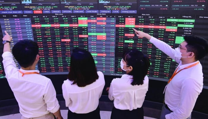 VN-Index drops nearly 4 points, stocks diverge strongly