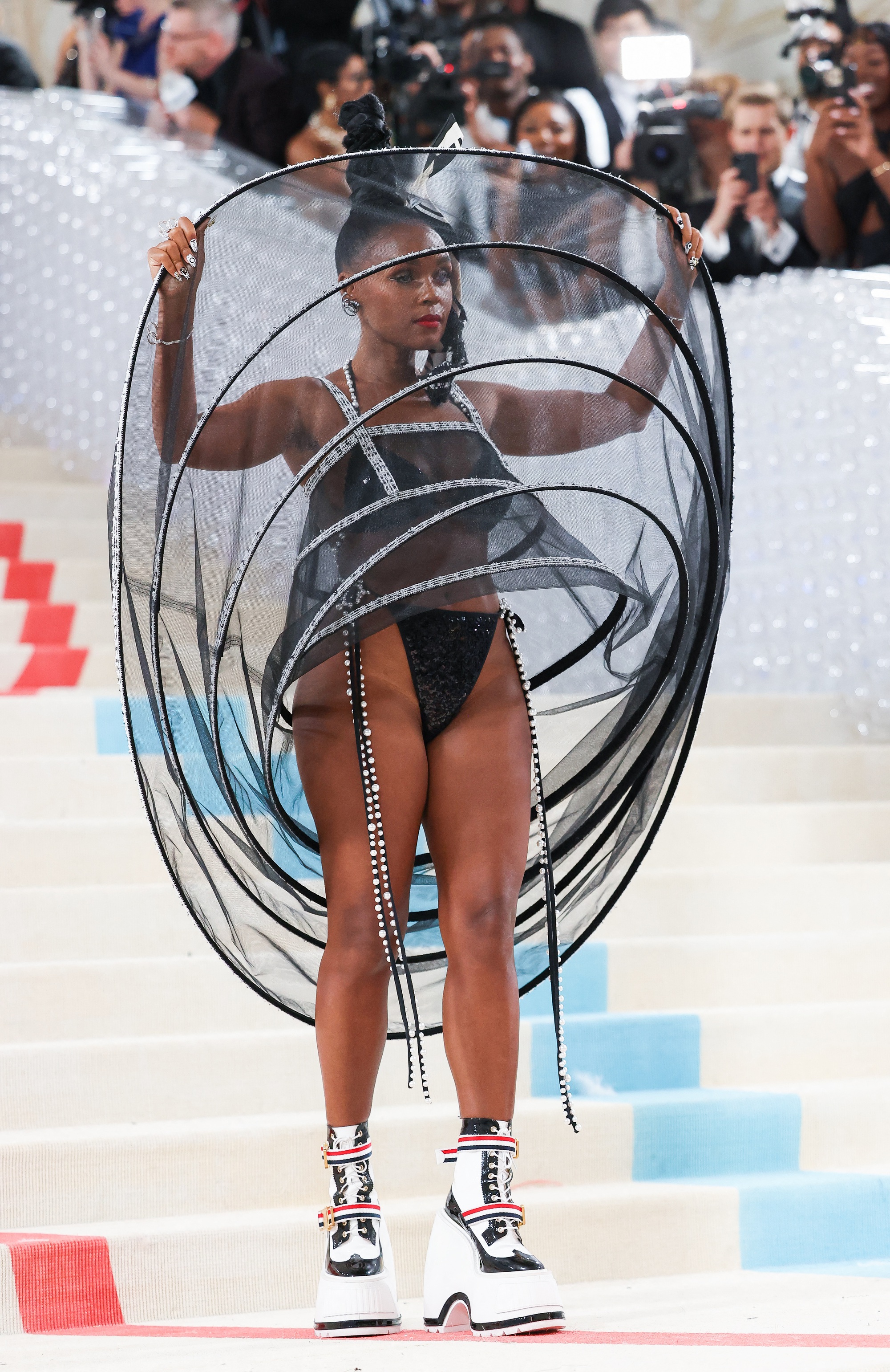 Những trang phục độc, lạ tại Met Gala 2023 - Ảnh 11.