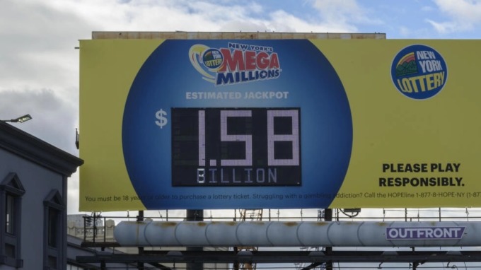 Quảng cáo giải thưởng 1,58 tỷ USD giải Mega Millions ở Mỹ. Ảnh: AFP