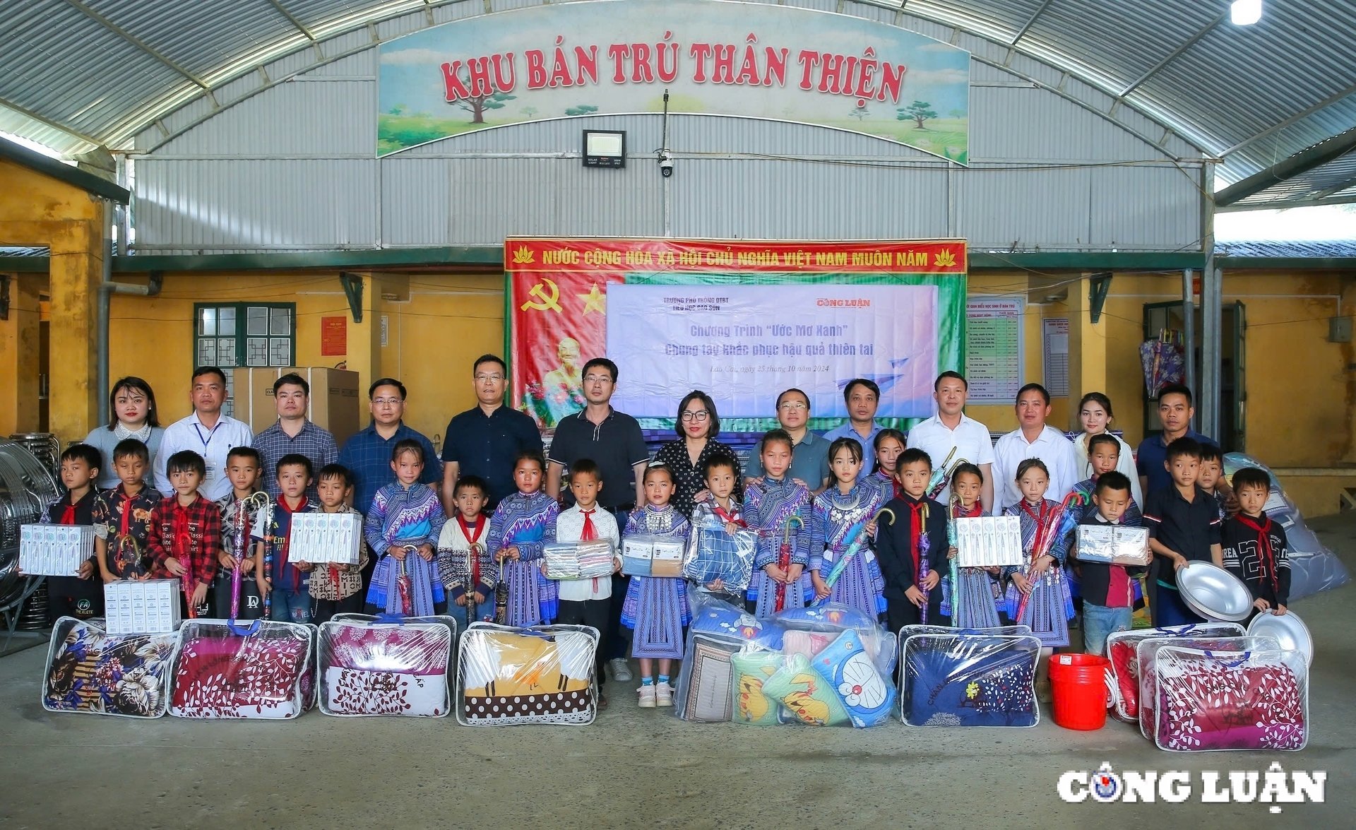 Eine Zeitung mit dem Titel „Public Opinion“ bereitet Schülern in den Bergregionen der Provinz Lao Cai Freude, Bild 6