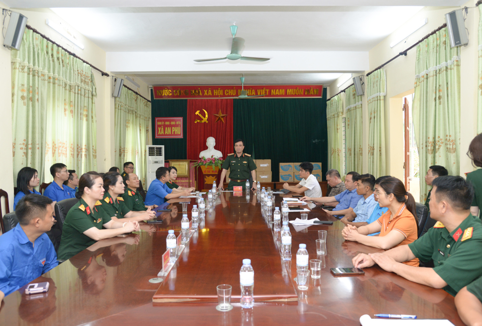 Thiếu tướng Nguyễn Quốc Toản - Phó Tư lệnh Bộ Tư lệnh Thủ đô Hà Nội thay mặt đoàn công tác phát biểu tại buổi tặng quà.