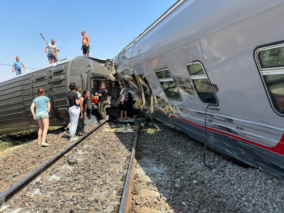 รถไฟถูกโยนเข้าไปในรถยนต์แห่งหนึ่งในรัสเซีย โดยมีผู้ได้รับบาดเจ็บหลายร้อยคน