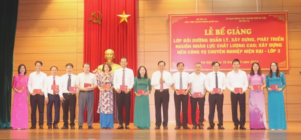 Lãnh đạo Sở Nội vụ Hà Nội trao chứng chỉ cho các học viên hoàn thành ''Lớp bồi dưỡng quản lý, xây dựng, phát triển nguồn nhân lực chất lượng cao, xây dựng nền công vụ hiện đại''