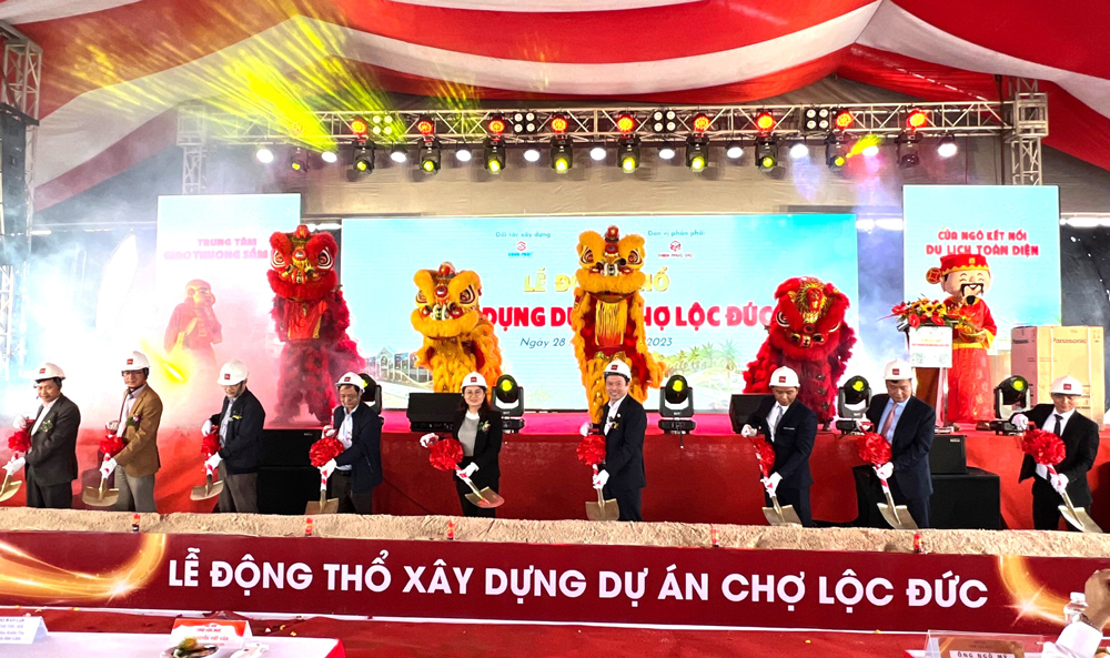 Delegates perform the groundbreaking ceremony for the construction of Loc Duc market.