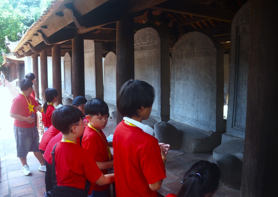 A delegation of overseas Vietnamese teachers and children in Korea visited the Temple of Literature - Quoc Tu Giam. Photo: Viet Anh