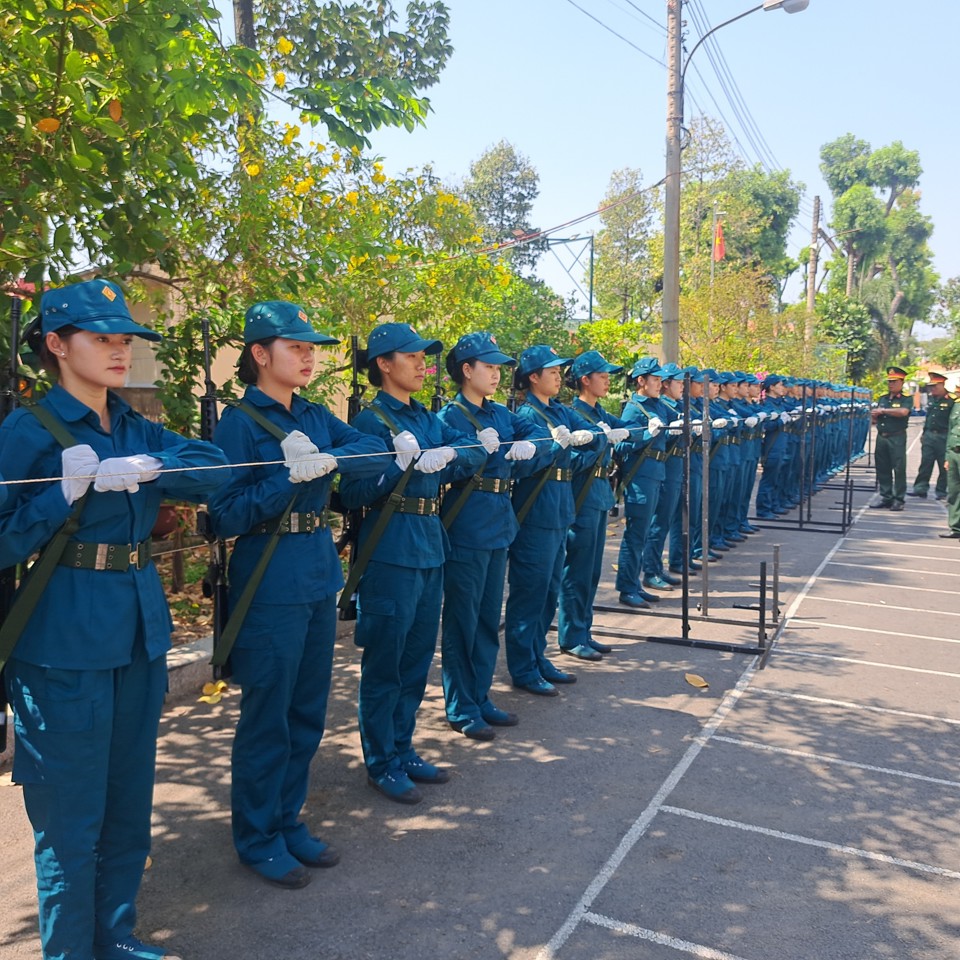 Đại đội nữ d&acirc;n qu&acirc;n A70 tập b&agrave;i đ&aacute;nh tay.