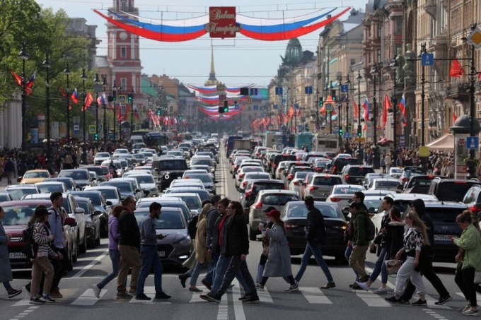 Người đi bộ sang đường tại Saint Petersburg (Nga). Ảnh: Reuters