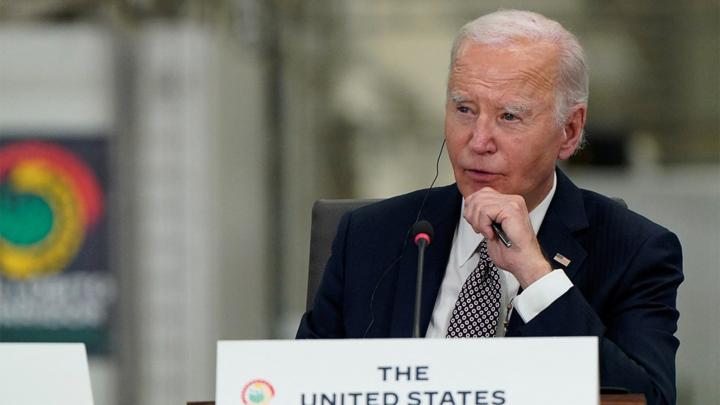 Ông Biden trong cùng cuộc gặp bàn về dự án đường sắt. (Ảnh: Reuters)