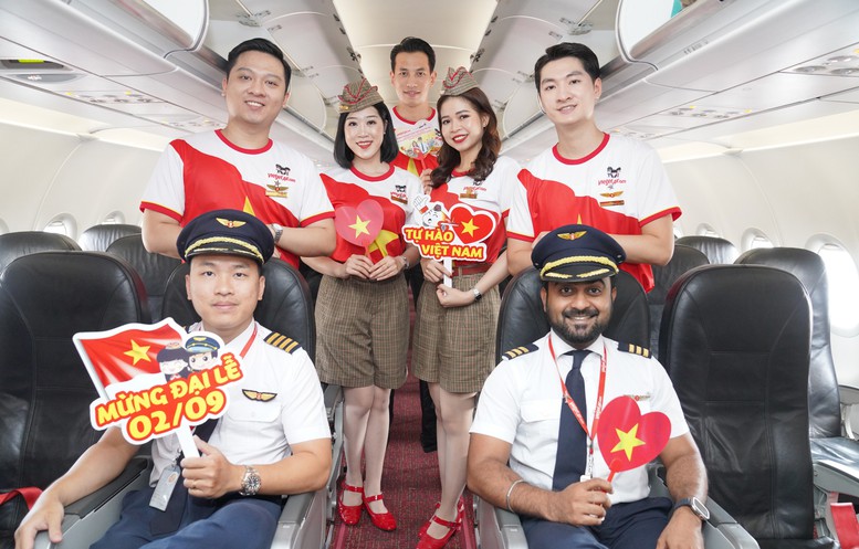 Rực rỡ cờ đỏ sao vàng mừng Quốc khánh 2/9 trên các chuyến bay Vietjet