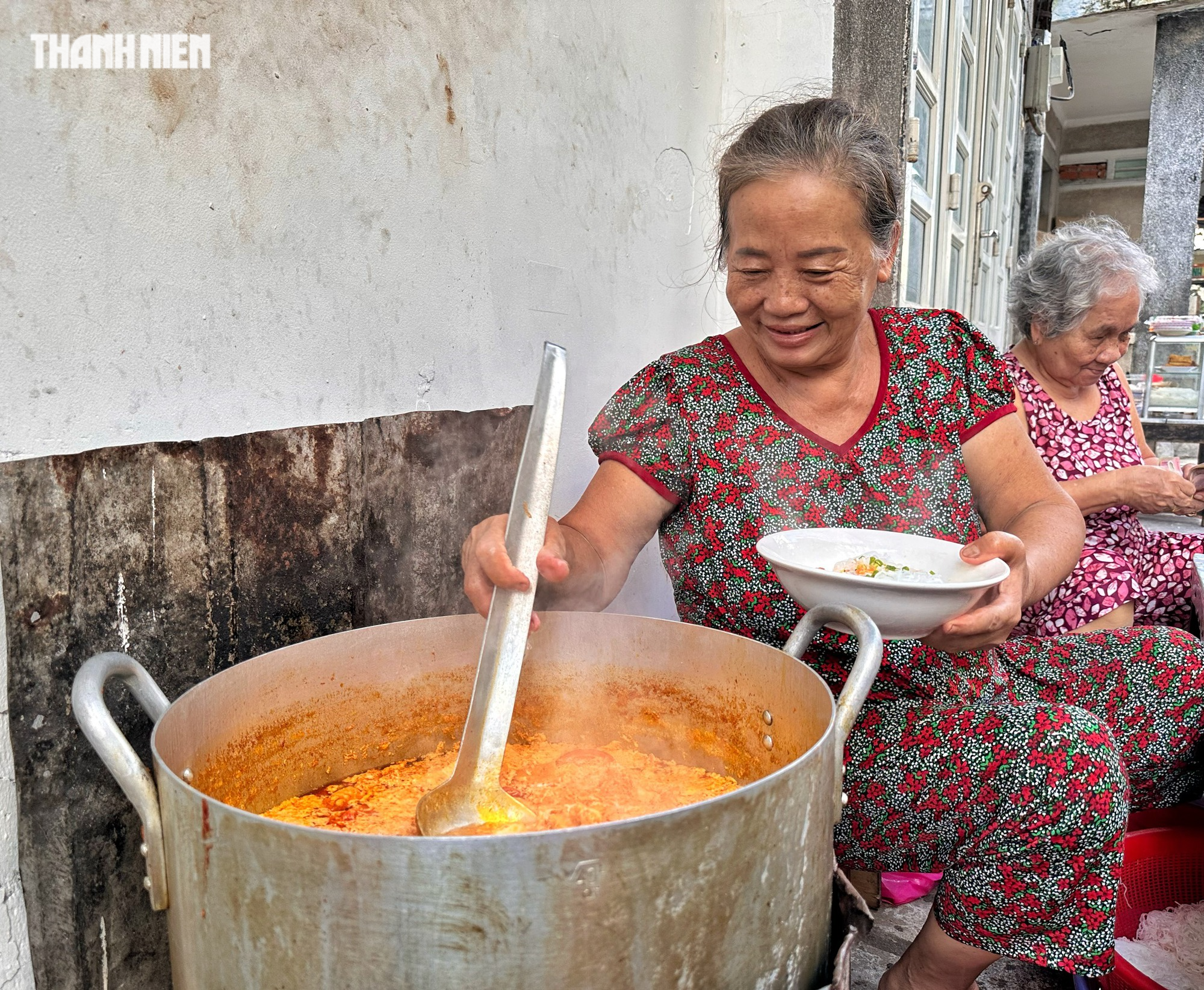 Quán bún riêu 'rẻ nhất TP.HCM': 10.000 đồng/tô, bán 1 tiếng hết sạch - Ảnh 1.