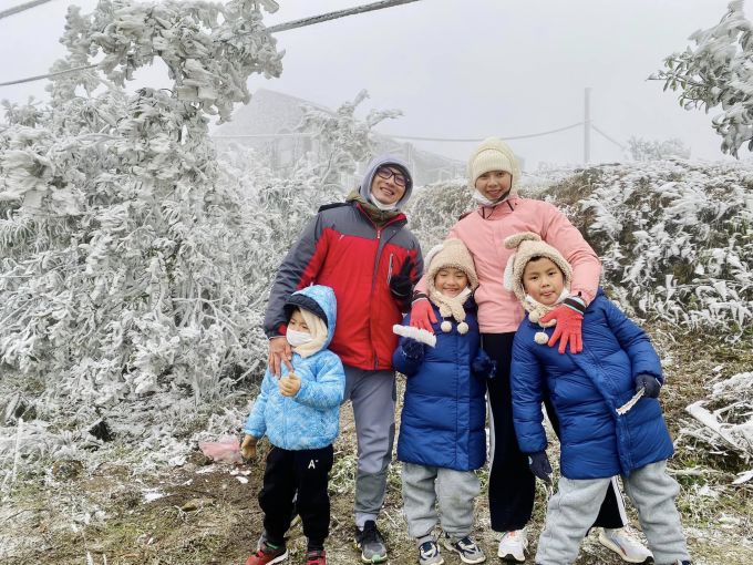 Lan Huong's family on Mau Son peak on January 24. Photo: NVCC