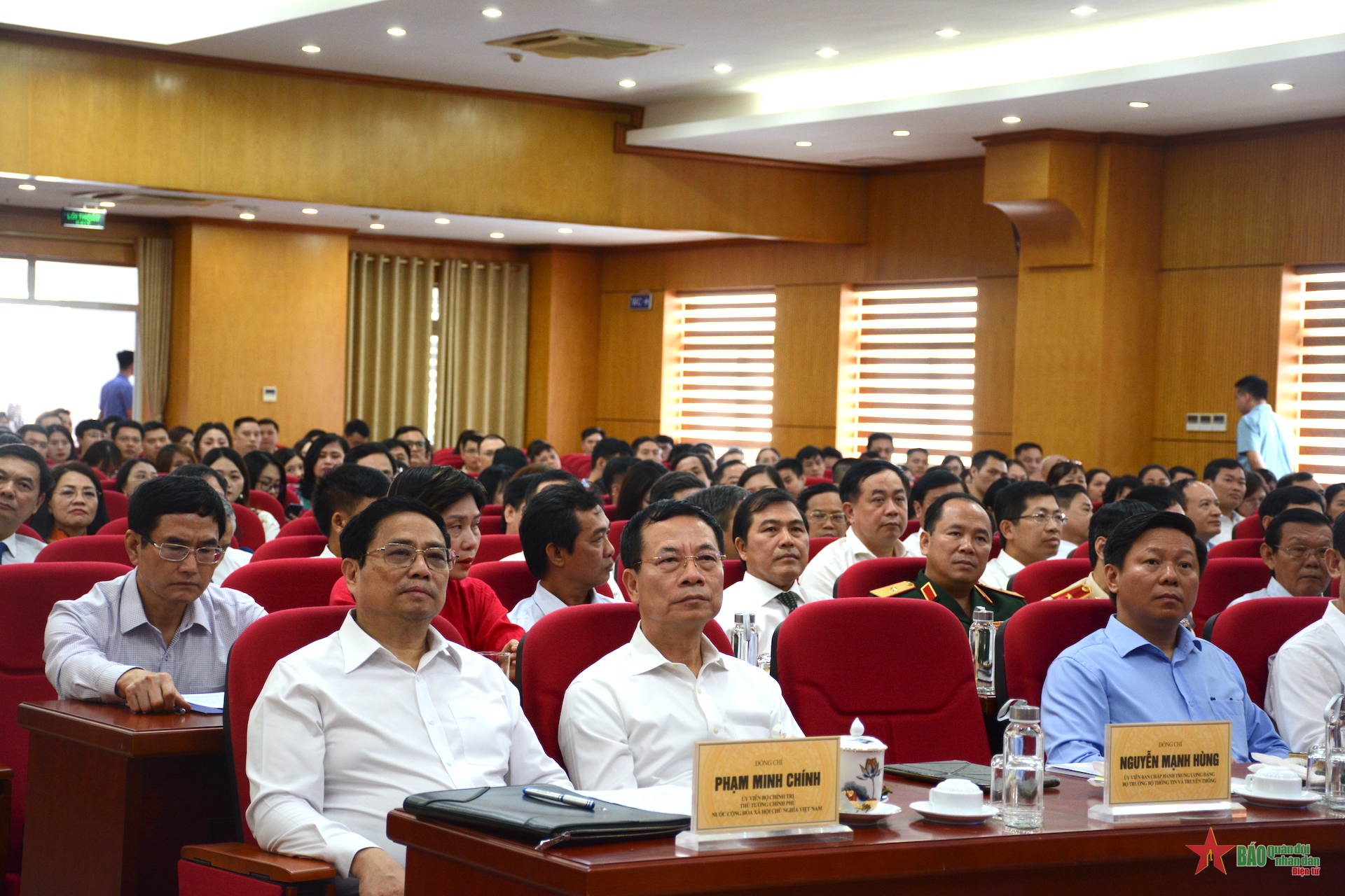 Premierminister Pham Minh Chinh besucht den vietnamesischen Journalistenverband und arbeitet mit ihm zusammen