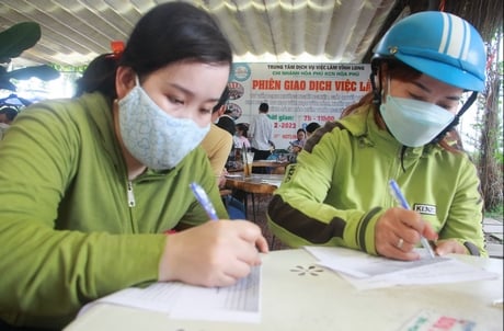These two female workers want to find work in the garment industry.