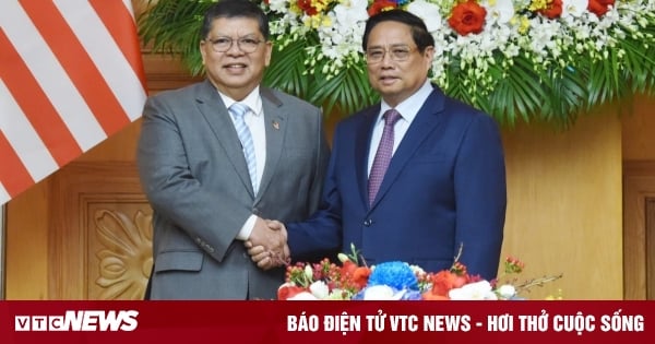 El primer ministro Pham Minh Chinh se reúne con el presidente de la Cámara de Representantes de Malasia