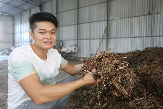 Nguyen Ha Thien once suffered losses but did not give up to produce fertilizer from chicken feathers. Photo: Dac Thanh