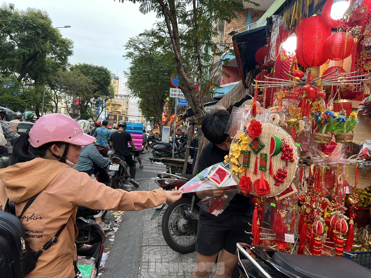 La couleur rouge recouvre la plus grande rue du Têt à Ho Chi Minh-Ville, animée par les acheteurs. Photo 9
