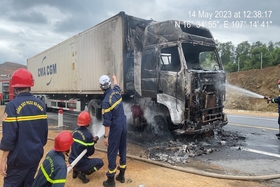 Un camión con remolque se incendió espontáneamente en la carretera Cam Lo - La Son