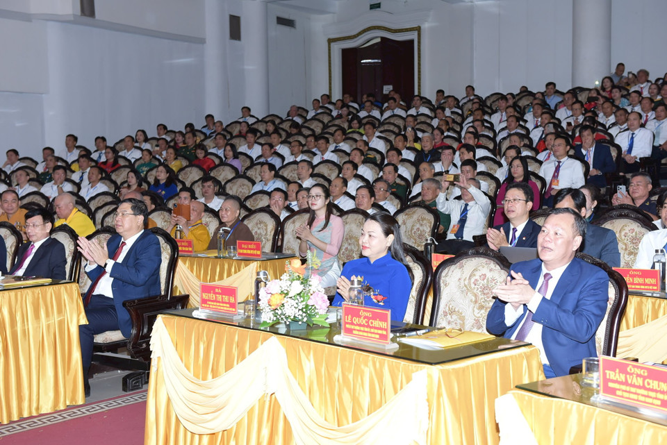 Membre du Comité central du Parti, vice-présidente - secrétaire générale du Comité central du Front de la patrie du Vietnam Nguyen Thi Thu Ha ; Pham Gia Tuc, membre du Comité central du Parti, secrétaire du Comité provincial du Parti de Nam Dinh, ainsi que la direction collective du Comité provincial du Parti, du Conseil populaire et du Comité populaire provincial ont assisté au Congrès. Photo : Duy Hung