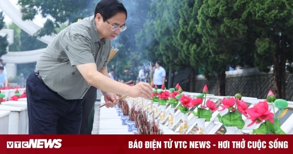 El Primer Ministro ofrece incienso y flores en el Cementerio Nacional de Mártires de Vi Xuyen