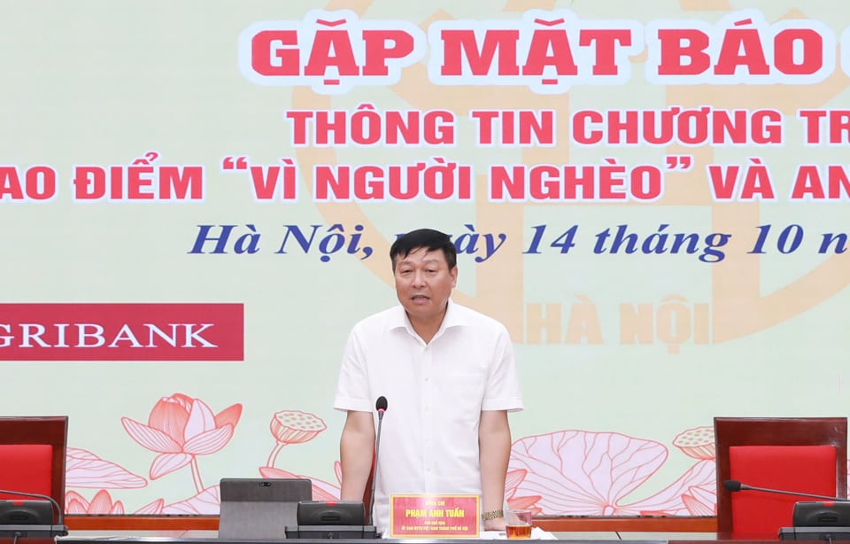 นาย Pham Anh Tuan รองประธานคณะกรรมาธิการแนวร่วมปิตุภูมิเวียดนามประจำกรุงฮานอย เป็นประธานในการแถลงข่าว