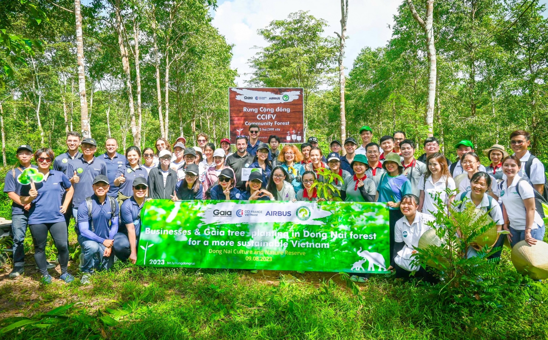 Airbus Group, la Chambre de Commerce et d'Industrie Française au Vietnam (CCIFV) et Gaia Nature Conservation Center ont pris une photo souvenir lors de leur participation à la plantation d'arbres. Photo : Centre de conservation de la nature Gaia