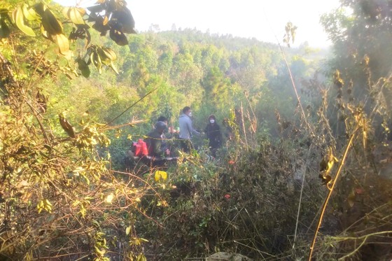 Hunderte von Menschen mobilisierten sich, um Waldbrände in Ha Tinh zu löschen. Foto 2