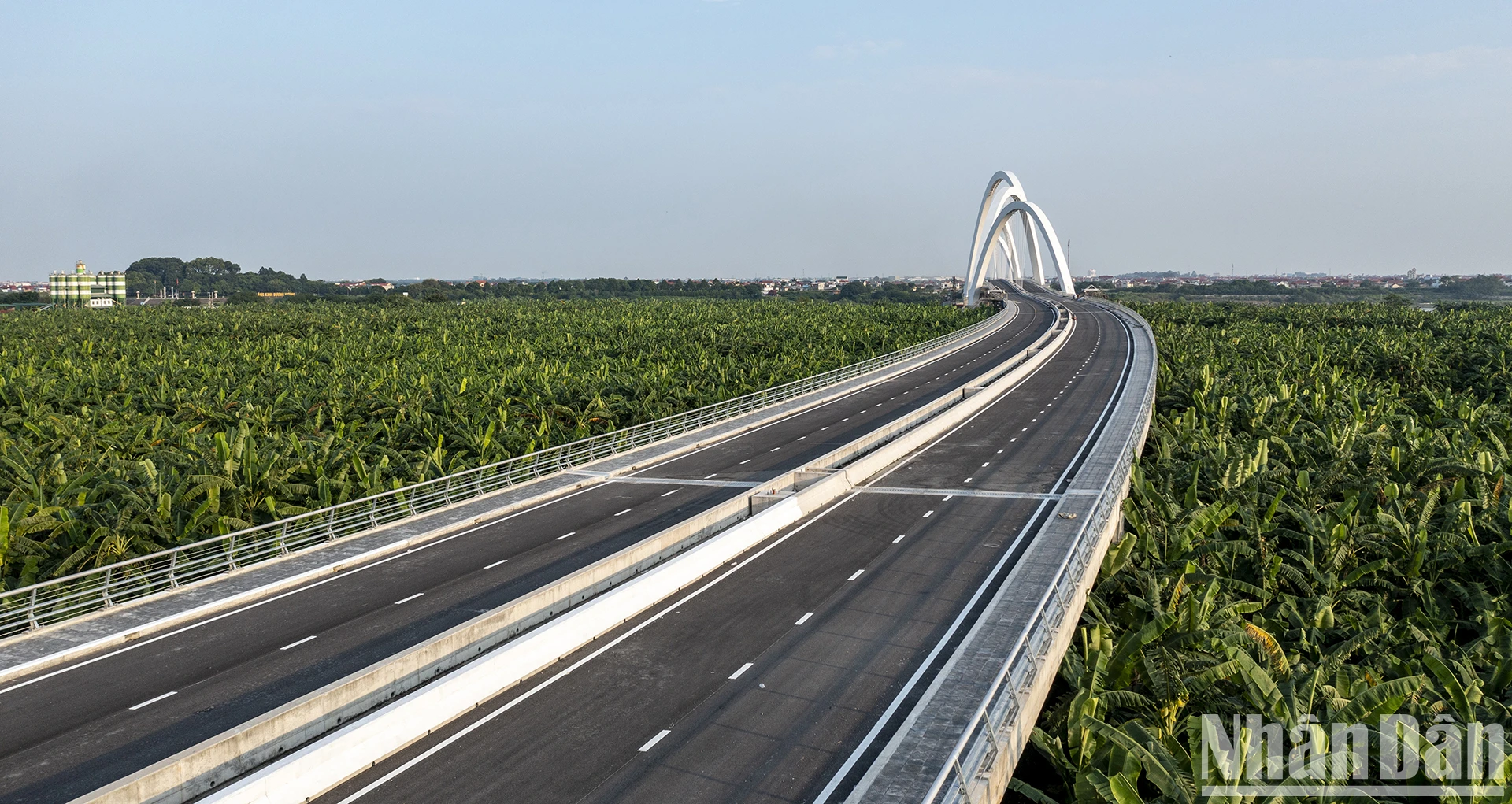 [Photo] Quelle est la particularité du plus haut pont en arc en acier du Vietnam ?