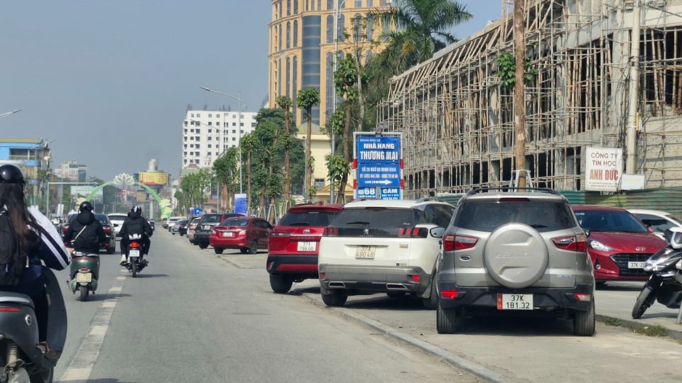 Director of Vinh City Construction Investment Project Management Board, Nguyen Ngoc Phong, said that this is the most urgent time for construction units to complete the renovation of inner-city roads to ensure safety and cleanliness for people to enjoy Tet and welcome spring. The Board as well as construction units also highly appreciate responsibility and make every effort to ensure that projects are completed and put into operation on schedule, even earlier....