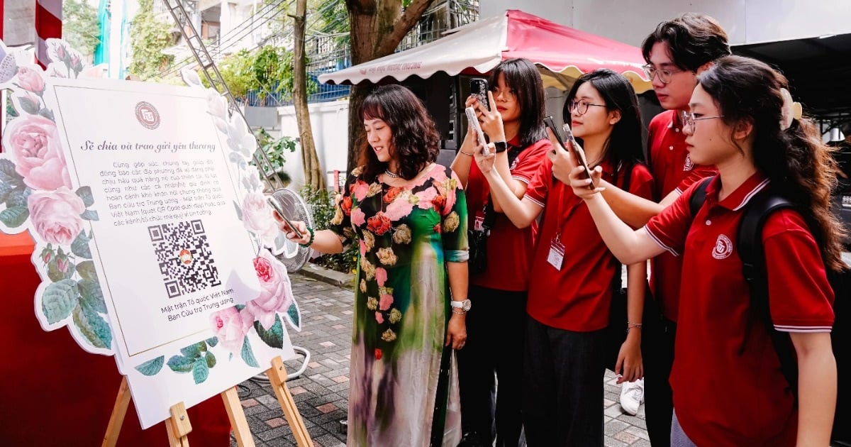 La Universidad reemplaza la apertura de cestas de flores con códigos QR del Frente Patrio