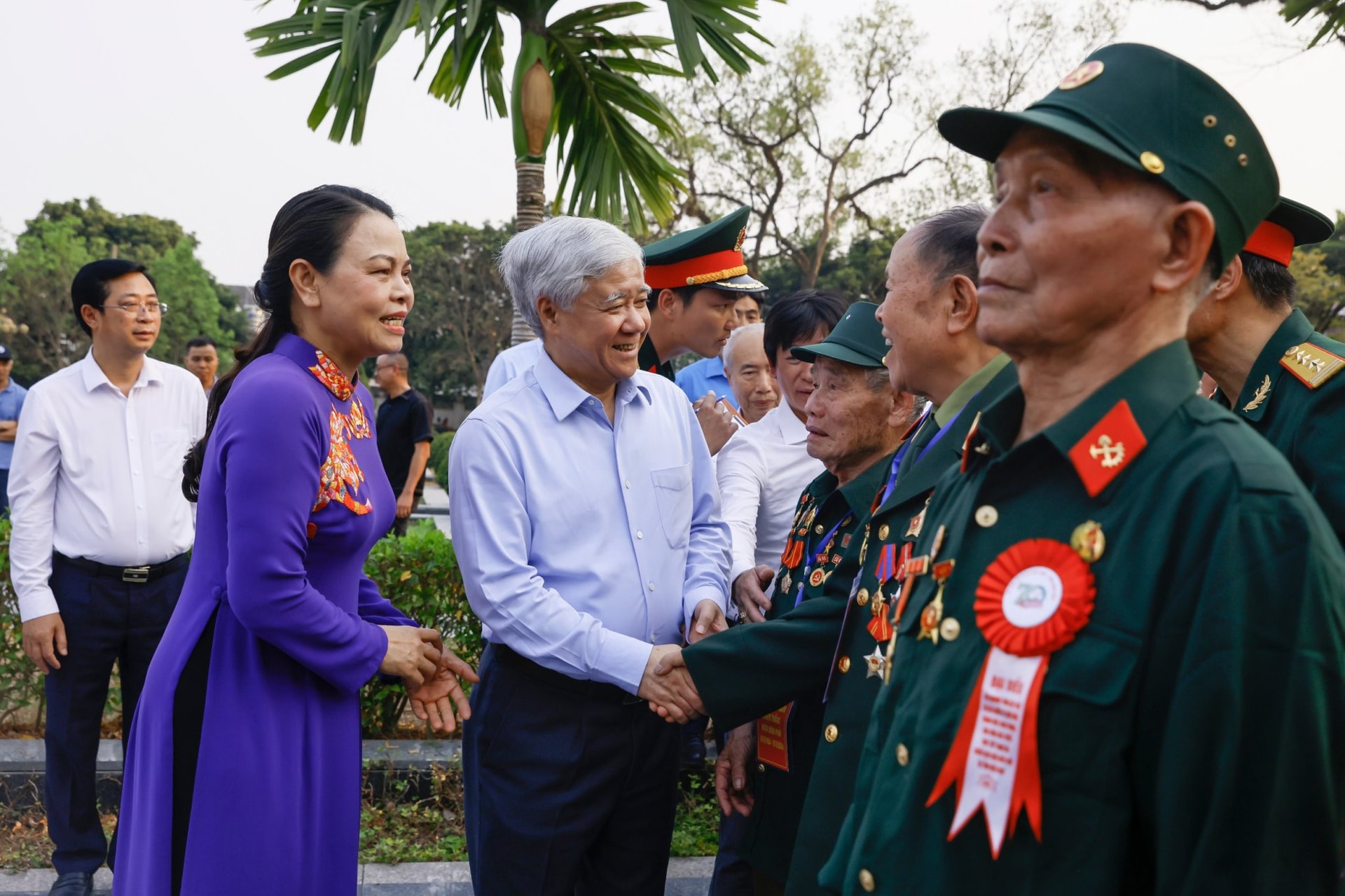 Presidente del Comité Central del Frente de la Patria de Vietnam, Do Van Chien; La vicepresidenta y secretaria general del Comité Central del Frente de la Patria de Vietnam, Nguyen Thi Thu Ha, visitó a los soldados, jóvenes voluntarios y trabajadores de primera línea de Dien Bien que participan directamente en la campaña de Dien Bien Phu en la provincia de Dien Bien (abril de 2024). Fotografía: Quang Vinh.