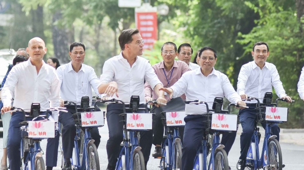 Thủ tướng Phạm Minh Chính và Thủ tướng Mark Rutte đạp xe ngắm phố phường Hà Nội