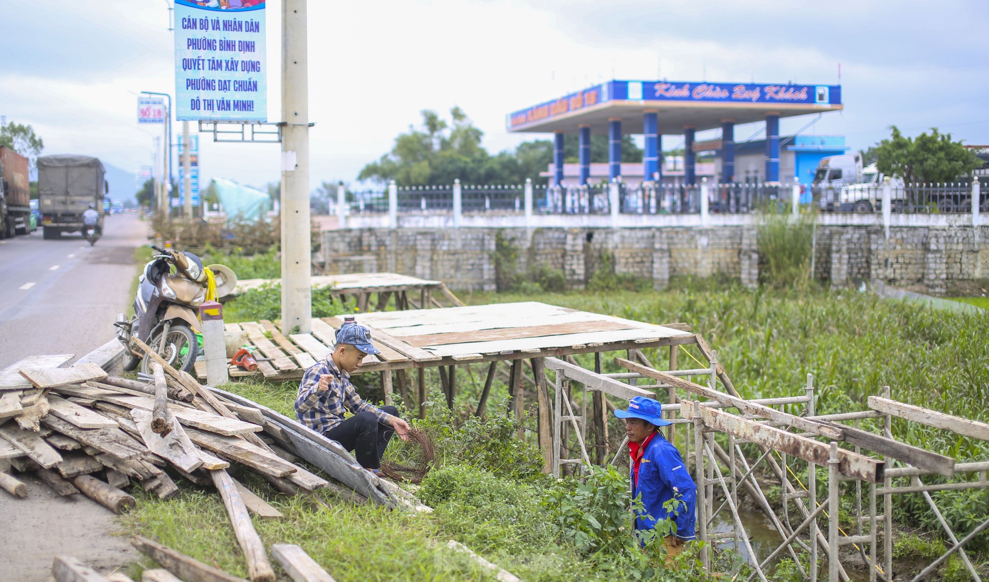 Gardeners are busy setting up stalls and putting mai flowers on the street to 'keep' customers, photo 7