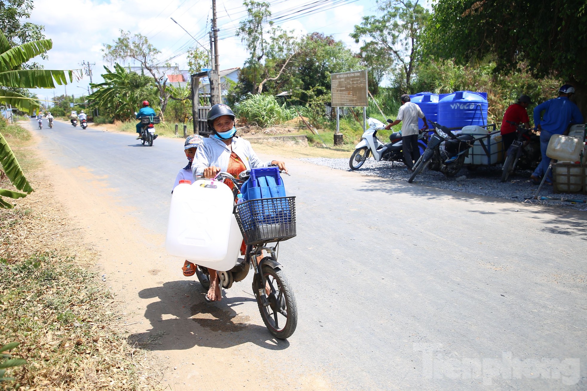 Les gens en Occident attendent jour et nuit pour récupérer des bidons d'eau. Photo 1