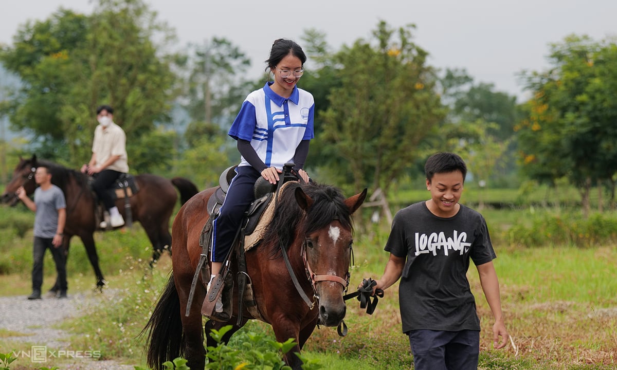 Cưỡi ngựa, bắn cung, thi chạy trong ngày khai giảng