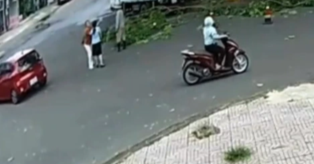 Una trabajadora ambiental fue abofeteada en la cara mientras podaba árboles en la calle.