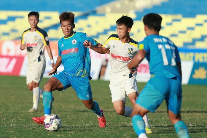 U21 SLNA (trắng) kiểm soát tốt thế trận trong hiệp một.